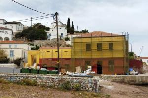 Η ανακαίνιση  του εμβληματικού σπιτιού στο λιμάνι του Καμινιού αναβαθμίζει την περιοχή