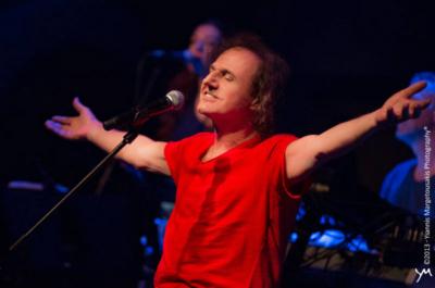 Ο Βασίλης Παπακωνσταντίνου τραγουδά για τους τελειόφοιτους σπουδαστές της ΑΕΝ. Συνδιοργάνωση ΙΑΜ.Ύδρας και ΑΕΝ Ύδρας