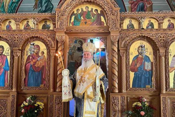 Σήμερα Κυριακή,  ο Μητροπολίτης Ύδρας κ. ΕΦΡΑΙΜ ιερούργησε στον Ι. Ναό Αγίου Σώζοντος στην Πέρδικα της Αίγινας