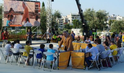 Σιμουλτανέ νεαρών πρωταθλητών με τον Γκάρι Κασπάροφ στο Πάρκο Σταύρος Νιάρχος