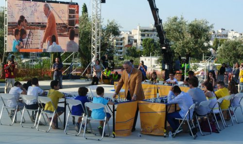 Σιμουλτανέ νεαρών πρωταθλητών με τον Γκάρι Κασπάροφ στο Πάρκο Σταύρος Νιάρχος