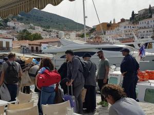 Οδύσσεια για τους επιβάτες του Flying Cat 6 που έφτασαν τελικά οδικώς στην Ύδρα