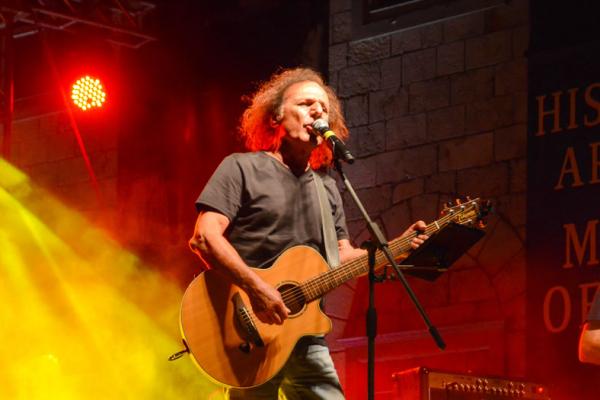 Η αυθεντική ροκ ερμηνεία του Βασίλη Παπακωνσταντίνου συνεπήρε τον κόσμο στη συναυλία της Ύδρας