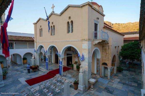 Χρηματικό έπαθλο   300 ευρώ από τον Ιερό Καθεδρικό Ναό Ύδρας στους επιτυχόντες των ΑΕΙ
