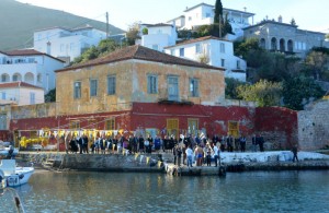 Ο αγιασμός των υδάτων στο Καμίνι της Ύδρας