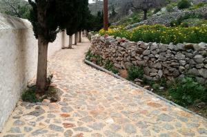 Λιθοστρώθηκε ο δρόμος της Αγίας Φωτεινής