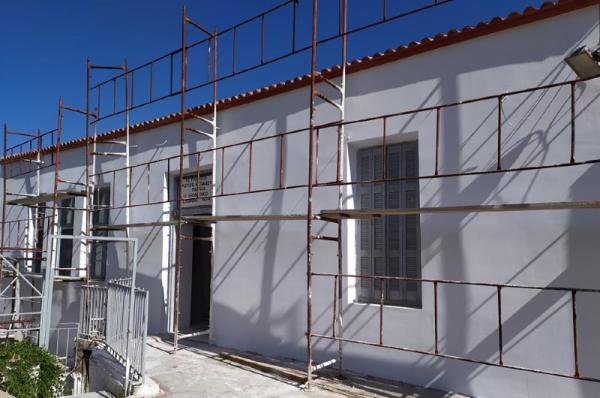 Συνεχίζονται οι εργασίες στο 1ο Δημοτικό Σχολείο Ύδρας. Βάφεται το κτήριο εξωτερικά