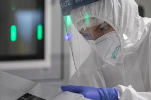 Κορωνοϊός: Μαύρο ρεκόρ κρουσμάτων, διασωληνωμένων και θανάτων