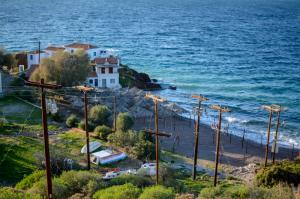 Κολόνες «σκιάχτρα» στον Βλυχό