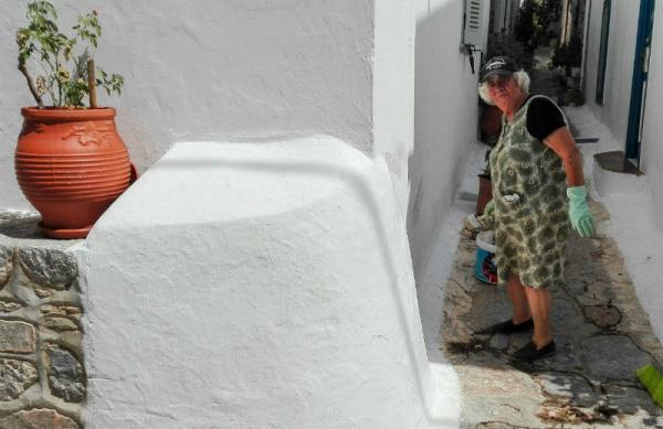 Και η παράδοση συνεχίζεται... Ετοιμασίες και ασβεστώματα για τον Δεκαπενταύγουστο