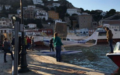Προσθαλάσσωση υδροπλάνου και ρυμούλκηση στο λιμάνι της Ύδρας