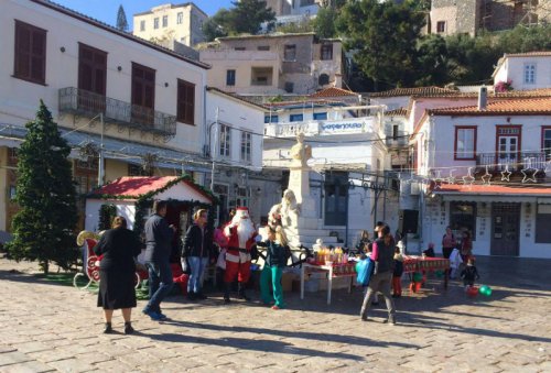 Με επιτυχία η γιορτινή εκδήλωση που πρόσφερε δώρα στα παιδιά και παραδοσιακές νοστιμιές