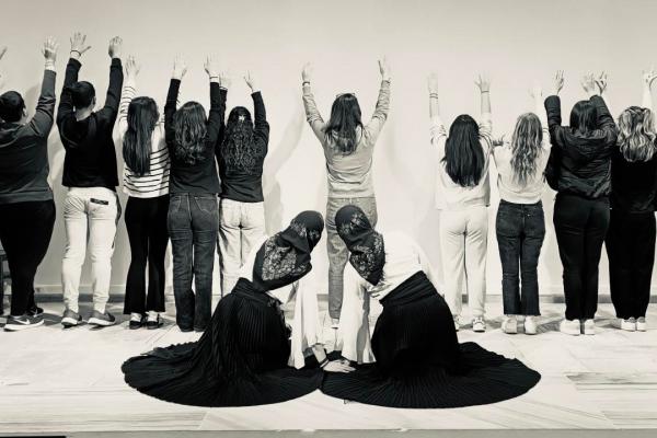 Οι νέοι  της Ύδρας, ηλικίας 15-18 ετών στο θεατρικό έργο του Ανδρέα Φλουράκη, "Μια χώρα δυο αιώνες μετά"