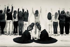 Οι νέοι  της Ύδρας, ηλικίας 15-18 ετών στο θεατρικό έργο του Ανδρέα Φλουράκη, "Μια χώρα δυο αιώνες μετά"