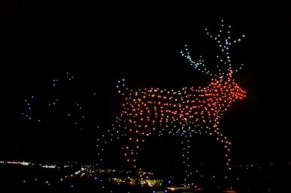 Εντυπωσιακά drones πετούν στον ουρανό σε ένα μοναδικό show και υποδέχονται το 2021 !