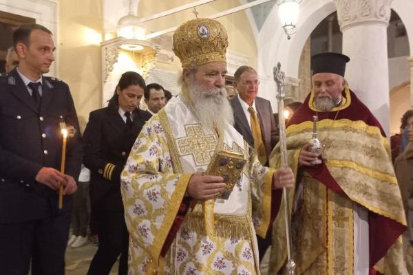 Με ιδιαίτερη κατάνυξη τελέστηκε η Ακολουθία του Επιταφίου στον Ιερό Καθεδρικό Ναό Κοιμήσεως Θεοτόκου χοροστατούντος του Μητροπολίτη Ύδρας κ. ΕΦΡΑΙΜ