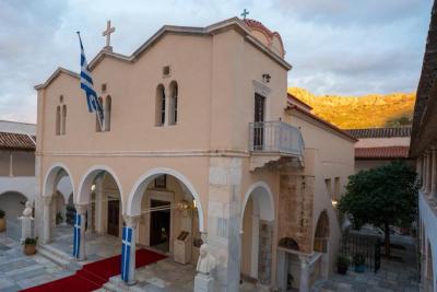 Νέα χορηγία   του Ιερού Καθεδρικού Ναού Ύδρας για την εκδρομή της Γ’ Λυκείου