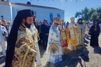 Με λαμπρότητα  στον Μητροπολιτικό Ναό του Αγ. Νικολάου Σπετσών η Τρισαρχιερατική Θ. Λειτουργία