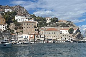 Διαμαρτυρία της ΕΛΜΕ Πειραιά για δυο εκπαιδευτικούς που δεν βρίσκουν σπίτι στην Ύδρα και διαμένουν σε ξενοδοχεία