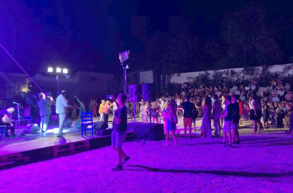 Κέφι και χορός στο νησιώτικο γλέντι με τον Ματθαίο Γιαννούλη στο Καμίνι της Ύδρας