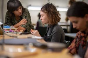 Στην Art Jewelry Exhibition συμμετέχει η σχεδιάστρια κοσμημάτων Μαριαλένα Μπαχά