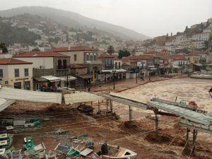 Βιβλική καταστροφή στην Ύδρα από τη σφοδρή καταιγίδα!