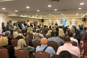 Μεγάλη συγκέντρωση Υδραίων στην προεκλογική ομιλία του Μανώλη Καραμήτσου στον Πειραιά