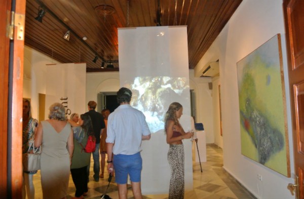 Η τέχνη από τις σκιές πέρασε στο φως! Γιατί η καρδιά απλά δεν... πωλείται