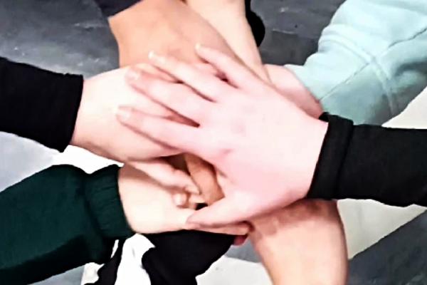 Οι νέοι   της Ύδρας στο θεατρικό έργο "Μια χώρα δυο αιώνες μετά", σε σκηνοθεσία του Άκη Σιδέρη