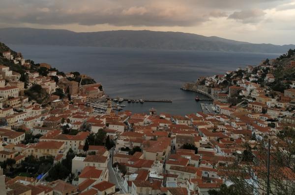 Μια πανοραμική φωτογραφία της Ύδρας που αποχαιρετά το 2020