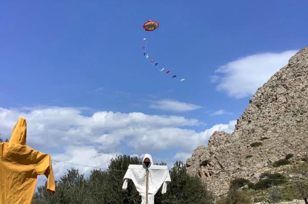 Το πέταγμα  του χαρταετού στις εξοχές της Ύδρας - Ας κοιτάμε στο εξής μόνο ψηλά!