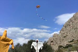 Το πέταγμα  του χαρταετού στις εξοχές της Ύδρας - Ας κοιτάμε στο εξής μόνο ψηλά!