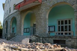 Δεκάδες σπίτια  στα Τίρανα και στο Δυρράχιο υπέστησαν ζημιές από τις σεισμικές δονήσεις