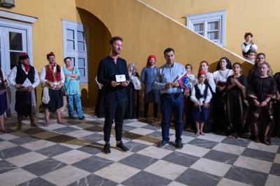 Ο Δήμαρχος  Γιώργος Κουκουδάκης επέδωσε τιμητική πλακέτα των εκδηλώσεων "ΜΙΑΟΥΛΕΙΑ 2022" στον Σκηνοθέτη Άκη Σιδέρη