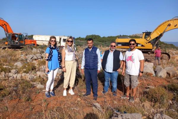 Έφτασαν στην Ύδρα τα πρώτα σκαφτικά μηχανήματα για το έργο του βιολογικού καθαρισμού