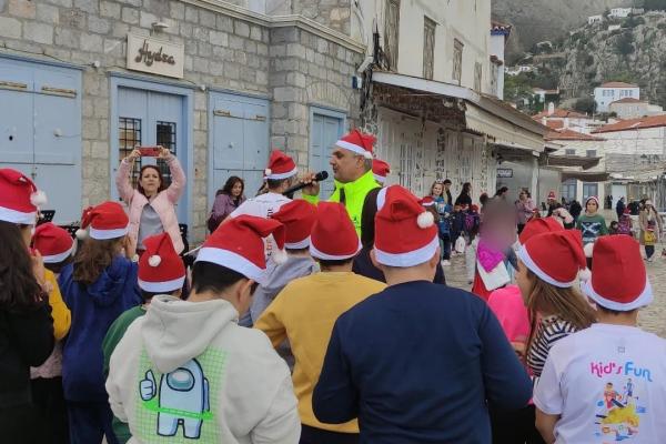 Xαμόγελα και δώρα για τα παιδιά στο πετυχημένο Santa Run