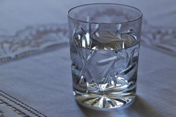 Πώς η κατανάλωση νερού μπορεί να επιβραδύνει τη γήρανση