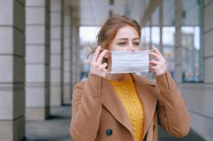 Η χρήση μάσκας μειώνει κατά 53% τις μολύνσεις Covid-19, σύμφωνα με διεθνή μελέτη