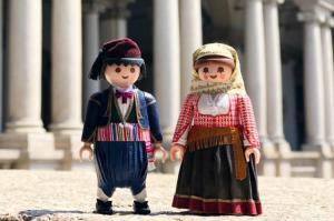 Παραδοσιακές Υδραίικες φορεσιές για τα Playmobil που ταξίδεψαν και φωτογραφήθηκαν στο Μιλάνο
