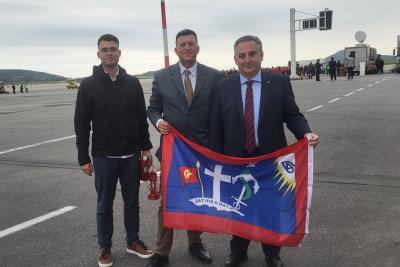 Υποδοχή   του Αγίου Φωτός στο λιμάνι της Ύδρας στις 23:00