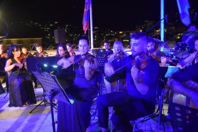 Η Vamos Orchestra μέσα από το ΙΑΜΥ μάγεψε την Ύδρα κάτω από τη λάμψη της πανσελήνου