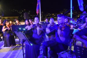Η Vamos Orchestra μέσα από το ΙΑΜΥ μάγεψε την Ύδρα κάτω από τη λάμψη της πανσελήνου
