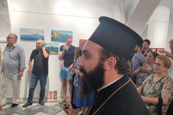 Ο Πανοσ. Πρωτοσύγκελλος Αρχιμ.π. Νεκτάριος Δαρδανός στα εγκαίνια της ομαδικής έκθεσης Υδραίων και Φιλυδραίων ζωγράφων