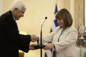 Παρασημοφόρηση   του Πάνου Λασκαρίδη από την Πρόεδρο της Δημοκρατίας Κατερίνα Σακελλαροπούλου