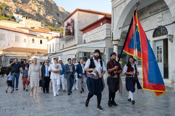 Με κάθε μεγαλοπρέπεια έγινε η μεταφορά της ληκύθου του Ανδρέα Μιαούλη στον Ι. Καθεδρικό Ναό της Ύδρας