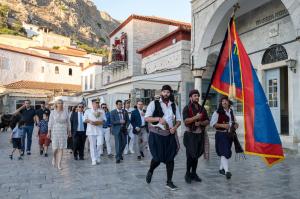 Με κάθε μεγαλοπρέπεια έγινε η μεταφορά της ληκύθου του Ανδρέα Μιαούλη στον Ι. Καθεδρικό Ναό της Ύδρας