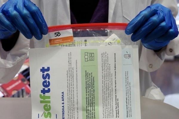 Δωρεάν δύο  self test για τους μη εμβολιασμένους που επιστρέφουν από τις διακοπές