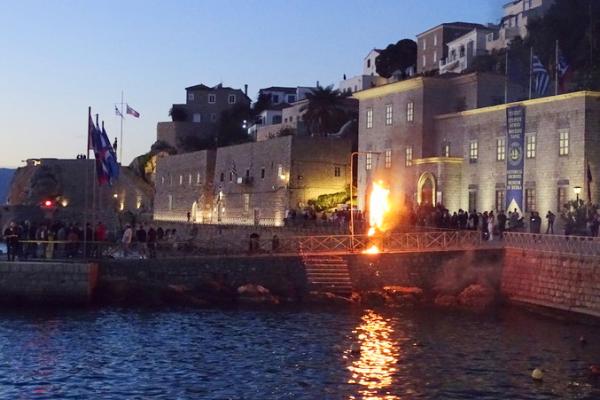 Το παλιό έθιμο της καύσης του Ιούδα πραγματοποιήθηκε και φέτος στην Ύδρα