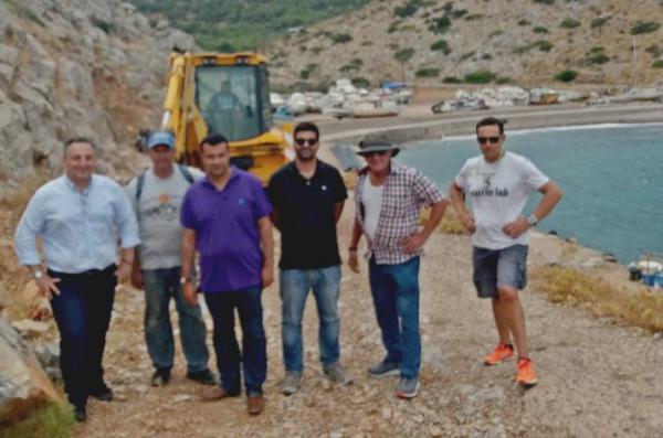 Αυτοψία στη γεώτρηση του Παλαμιδά από τον Δήμαρχο Ύδρας Γ. Κουκουδάκη και κλιμάκιο του Δήμου