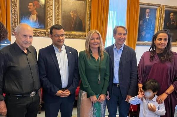 Bράβευση του παγκοσμίου φήμης καλλιτέχνη Jeff Koons στο Δημαρχείο της Ύδρας